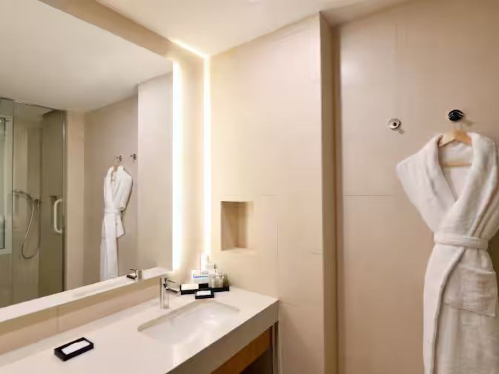 Rondreis Marokko, Taghazout Bay, Hilton Bay Beach Resort & Spa,standaard badkamer met douche